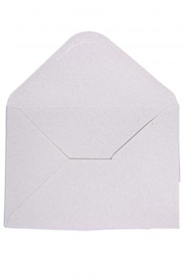 Vaalean sävyinen, 100 % kierrätetystä materiaalista valmistettu C6-kokoinen kirjekuori liimasuljennalla.